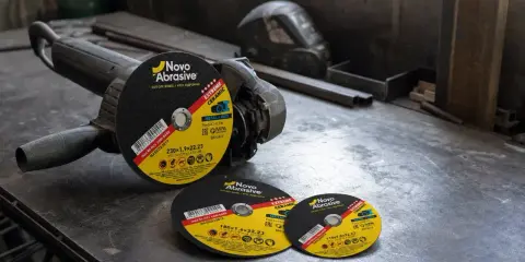 Amoladora con discos de corte de distintos tipos y tamaños, listos para trabajos de metalurgia.