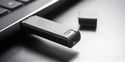 Ein USB-Stick wird in einen Laptop gesteckt, um einen Windows 10 USB-Stick zu erstellen.