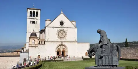 Statua equestre davanti alla Basilica di San Francesco, ideale per chi ama visitare Assisi a piedi.