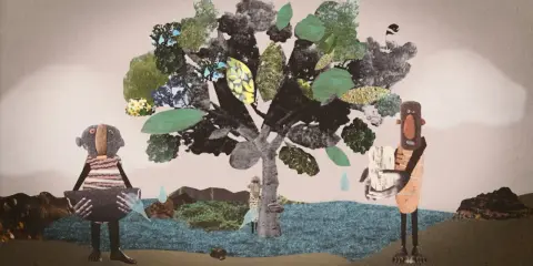 Figuras humanas de collage junto a un árbol garoe, recogiendo agua de lluvia.