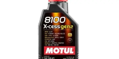 Butelka oleju silnikowego Motul 8100 X-cess gen2 SAE 5W-40.