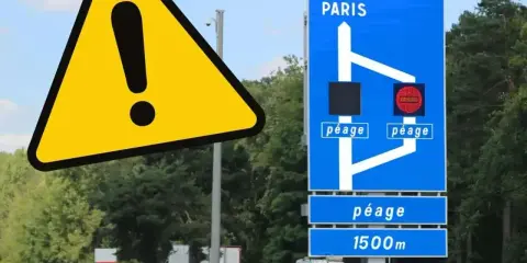 Uwaga! Francja samochodem: znak ostrzegawczy i tablica informująca o bramkach opłat (péage) na autostradzie A6 w kierunku Paryża.