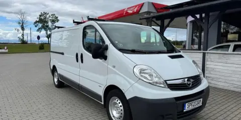 Biały Opel Vivaro 2.0 CDTI zaparkowany pod wiatą stacji paliw.
