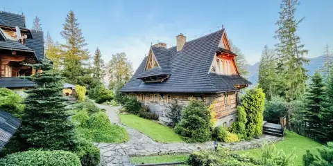 Drewniane domy w górskim stylu, idealne na spokojny wypoczynek. To może być Twój pierwszy raz w Zakopanem dla początkujących.