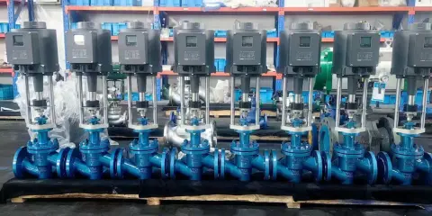 Une rangée de robinets pneumatiques bleus avec des boîtiers gris numériques. Ils sont prêts pour l'installation industrielle.