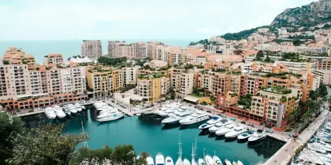 Porto di Monte Carlo, un luogo da sogno per scoprire cosa vedere a Montecarlo, con yacht lussuosi e palazzi colorati affacciati sul mare.