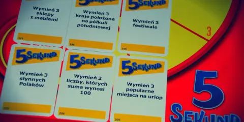 Karty z gry "5 sekund" z zadaniami typu "Wymień 3...". W tle plansza gry i napis "Rodzinna Rozrywka".