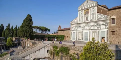 Un perfetto weekend a Firenze: la Basilica di San Miniato al Monte con la sua facciata rinascimentale e il cimitero monumentale.
