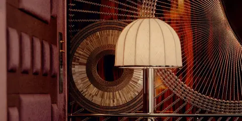 Lampe Art Déco sur fond ornemental complexe, avec des détails en velours bordeaux. L'ensemble évoque une ambiance luxueuse et sophistiquée.