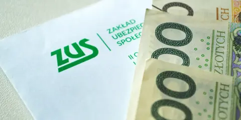 ZUS i banknoty 100 zł. Czy czeka nas jaka waloryzacja emerytur w 2026?