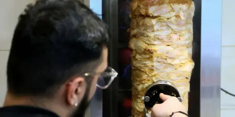 Co jesz w kebabie? Prawdziwy skład mięsa i ukryte dodatki