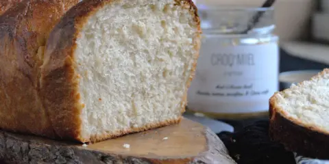 Une belle brioche au levain avec une mie filante, prête à être tartinée de miel.