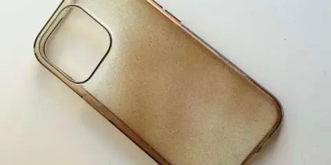 Brązowe, lekko zabrudzone etui na telefon. Zastanawiasz się, jak wybielić etui na telefon, by znów wyglądało jak nowe?