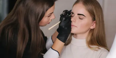 Henna pudrowa vs farbka: Która koloryzacja brwi dla Ciebie?