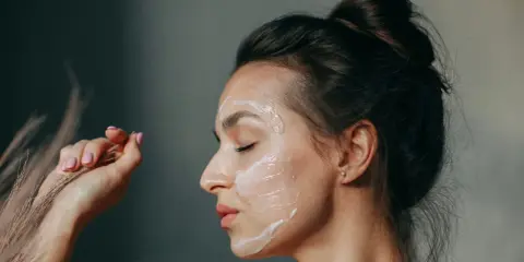 Jaki peeling do cery dojrzałej? Odzyskaj młodość skóry!