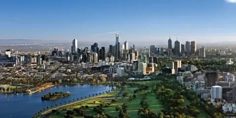 Widok na Melbourne, największe miasto Australii, z jego drapaczami chmur, parkiem i jeziorem.