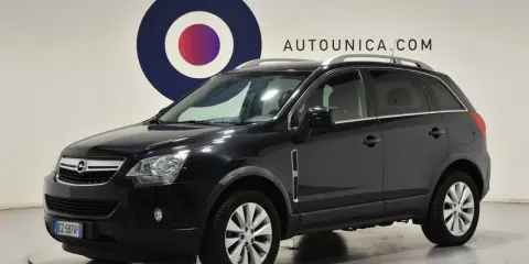 Opel Antara nera, un SUV spazioso. Non si notano particolari difetti evidenti in questa immagine.