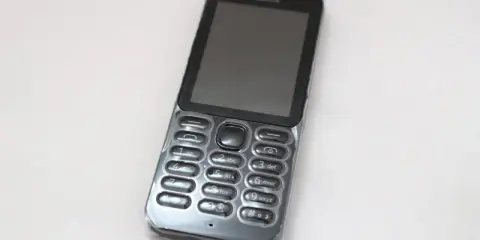 Nokia najnowszy model, klasyczny telefon z klawiaturą numeryczną i ekranem.