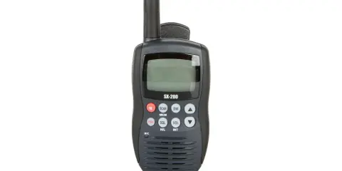 Radio blu marine SX-200, prêt pour la communication en mer.
