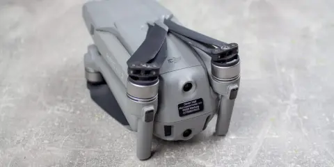 Graue Drohne mit Propellern, auf der ein Etikett mit dem Namen "Dimitri Wolf" und "Marburg" angebracht ist. Die Drohne ist bereit für den Flug, die Beschriftung dient der Kennzeichnung.