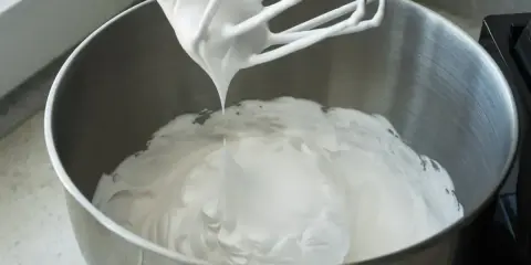 Ubita masa z mascarpone na sztywną pianę, gotowa do deseru.
