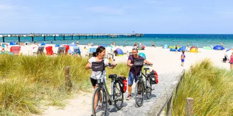 Ein Paar genießt eine Radtour an der Ostsee. Perfekt für Radtouren und Sternfahrten in Deutschland.