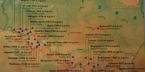 Mapa Polski z zaznaczonymi szczytami, w tym Rysy, Babia Góra i Śnieżnik, tworzącymi korona gór Polski.