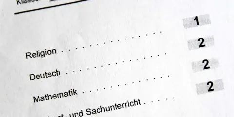 Zeugnis der Klasse 3b mit Noten für Religion (1), Deutsch (2), Mathematik (2) und Heimat- und Sachunterricht (2). Der **Erwartungshorizont** für die nächste Klasse ist hoch.