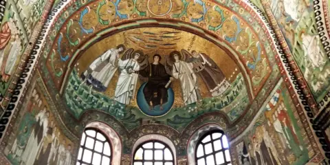 Mosaici bizantini a Ravenna: Cristo in trono tra angeli, un'ispirazione per cosa fare oggi a Ravenna e dintorni.