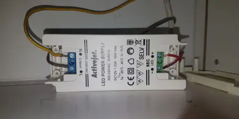 Zasilacz LED Activejet. Migające diody mogą być spowodowane problemami z tym urządzeniem.