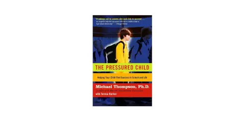 Okładka książki "The Pressured Child" ukazuje chłopca w żółtej bluzie z plecakiem, otoczonego innymi uczniami. Temat: dramat udanego dziecka.