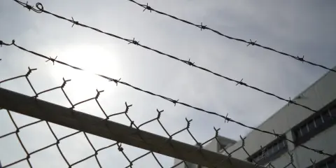 Niewykonanie prawomocnego wyroku sądu: Od komornika po więzienie.