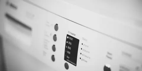 Panel pralki z opcjami wirowania. Zastanawiasz się, czy crocsy można prać w pralce? Sprawdź instrukcję!