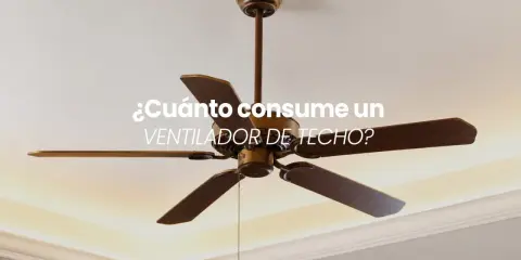Un ventilador de techo de madera oscura, con la pregunta "¿Cuánto consume un ventilador de techo?" superpuesta.