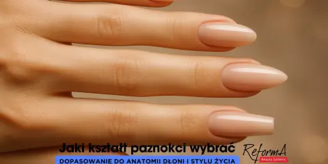 Dłonie z idealnie wykonanymi paznokciami żelowymi w kształcie migdała i kwadratowym. Długość paznokci żelowych dopasowana do dłoni.