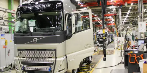 Camión Volvo FH en línea de montaje. El Volvo Group fabrica estos vehículos.