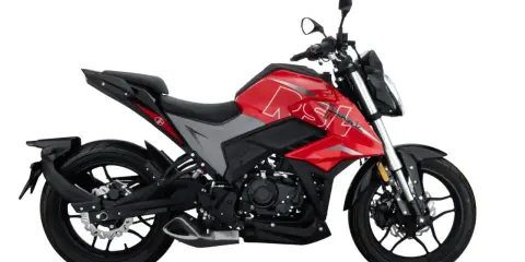 Czerwony motocykl z szarymi wstawkami, idealny na pierwsze prawo jazdy kat A. Dynamiczny design i sportowy wygląd.