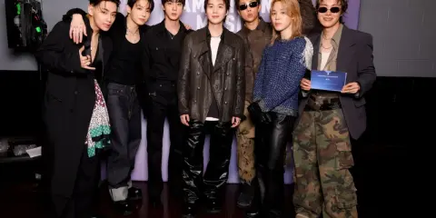 I sette membri dei BTS posano insieme, un momento che Giulia Pompili non dimenticherà.