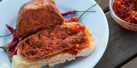 Fetta di pane con 'nduja e peperoncino, un assaggio di vero mangiare calabrese.