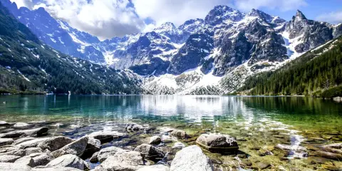Morskie Oko, uchodzące za najpiękniejsze góry w Polsce, z krystalicznie czystą wodą i ośnieżonymi szczytami.