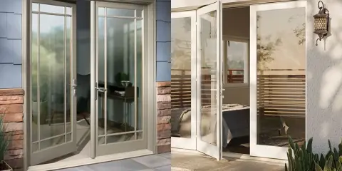 Dos puertas de cristal, una puerta abatible o batiente gris con marcos de madera y otra puerta abatible o batiente blanca que da a un dormitorio.