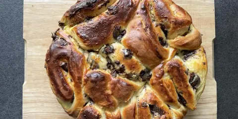 Gâteau chinois traditionnel au chocolat, doré et moelleux, prêt à être dégusté. Une recette gourmande pour le plaisir.