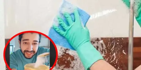 Domowy sposób na czyszczenie kabiny prysznicowej: ocet i soda oczyszczona. Mężczyzna pokazuje, jak przygotować ekologiczny środek czyszczący.
