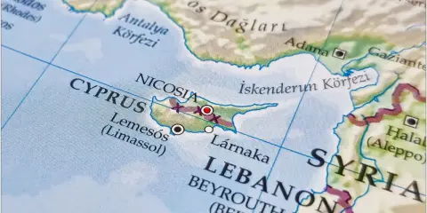 Mapa pokazuje Cypr, Nicosię, Limassol i Larnakę. Widać też fragmenty Turcji, Syrii i Libanu.