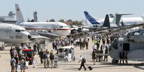 Besucher bestaunen Flugzeuge bei einer Flugshow in Berlin. Ein Airbus und eine Maschine der Bundesrepublik Deutschland sind zu sehen.