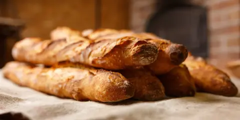Baguettes dorées, croustillantes, prêtes à être dégustées. La température cuisson pain parfaite pour un goût authentique.