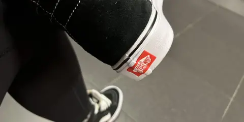 Czarne Vans z białym logo "Vans Off The Wall" na podeszwie. Oryginalne Vans a podróbki - te wyglądają na autentyczne.