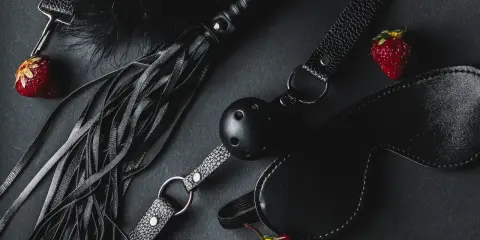 Skórzany bicz, maska na oczy i kuleczki do ust – to wszystko elementy, które mogą być częścią intymnych zabaw i fetyszy seksualnych.