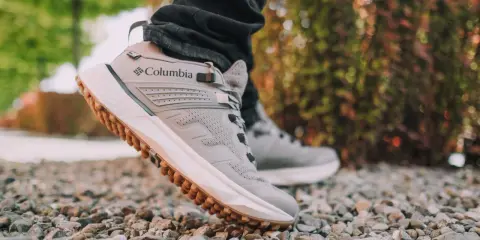 Szare buty Columbia, idealne na wędrówki po pustyni, z charakterystyczną podeszwą i logo marki.