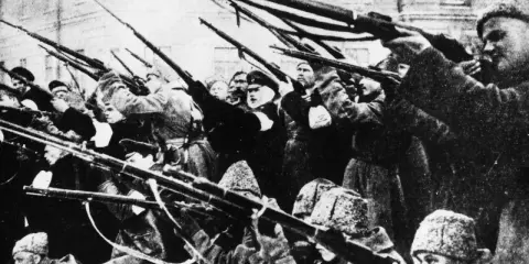 Bewaffnete Männer, die Gewehre in die Luft richten, ein Symbol des Kampfes zwischen Bolschewiki und Menschewiki.